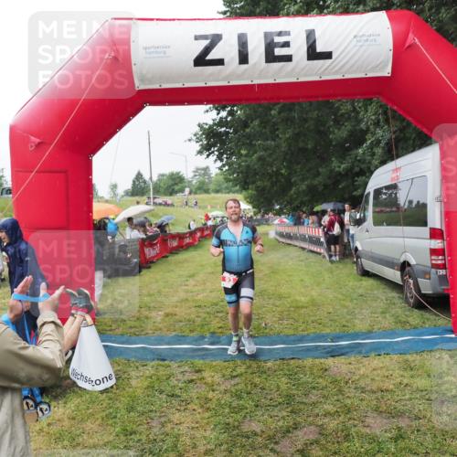 21.06.2025 - 27. Vierlanden-Triathlon MichiJ http://msf.ph/oto/8043525 15.06.2026 13:42:38 Ziel 93 meine-sportfotos.de