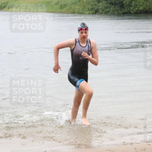 21.06.2025 - 27. Vierlanden-Triathlon Lena Gebhardt http://msf.ph/oto/8043527 15.06.2025 14:36:59 Schwimmen 1324 meine-sportfotos.de