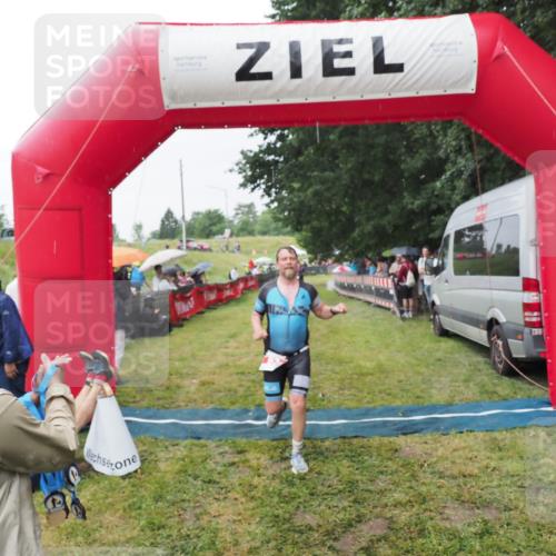 21.06.2025 - 27. Vierlanden-Triathlon MichiJ http://msf.ph/oto/8043530 15.06.2026 13:42:38 Ziel 93 meine-sportfotos.de