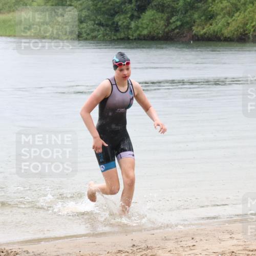 21.06.2025 - 27. Vierlanden-Triathlon Lena Gebhardt http://msf.ph/oto/8043531 15.06.2025 14:37:00 Schwimmen 1324 meine-sportfotos.de