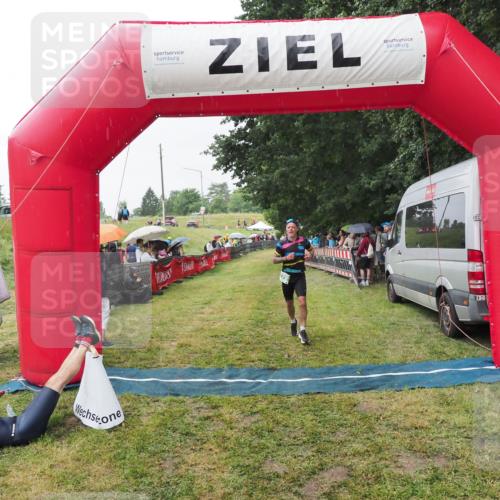 21.06.2025 - 27. Vierlanden-Triathlon MichiJ http://msf.ph/oto/8043534 15.06.2026 13:42:45 Ziel 779 meine-sportfotos.de