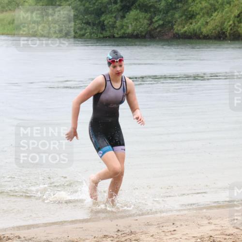 21.06.2025 - 27. Vierlanden-Triathlon Lena Gebhardt http://msf.ph/oto/8043535 15.06.2025 14:37:00 Schwimmen 1324 meine-sportfotos.de