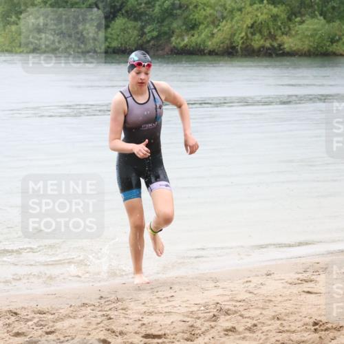 21.06.2025 - 27. Vierlanden-Triathlon Lena Gebhardt http://msf.ph/oto/8043539 15.06.2025 14:37:00 Schwimmen 1324 meine-sportfotos.de