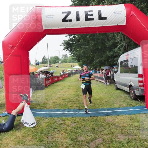 21.06.2025 - 27. Vierlanden-Triathlon MichiJ http://msf.ph/oto/8043542 15.06.2026 13:42:46 Ziel 779 meine-sportfotos.de
