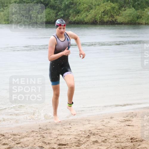 21.06.2025 - 27. Vierlanden-Triathlon Lena Gebhardt http://msf.ph/oto/8043543 15.06.2025 14:37:01 Schwimmen 1324 meine-sportfotos.de
