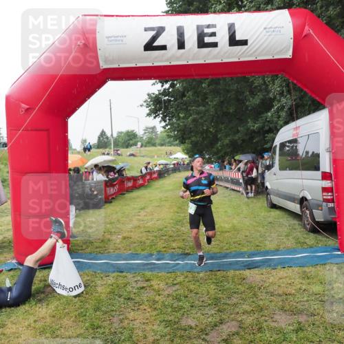21.06.2025 - 27. Vierlanden-Triathlon MichiJ http://msf.ph/oto/8043544 15.06.2026 13:42:46 Ziel 779 meine-sportfotos.de