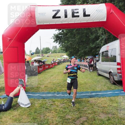 21.06.2025 - 27. Vierlanden-Triathlon MichiJ http://msf.ph/oto/8043551 15.06.2026 13:42:46 Ziel 779 meine-sportfotos.de
