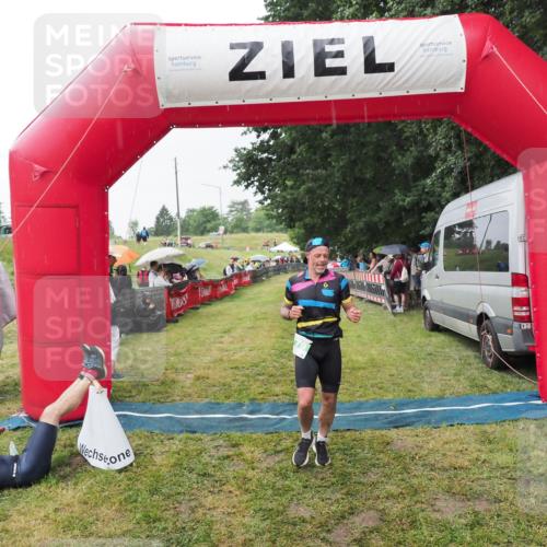 21.06.2025 - 27. Vierlanden-Triathlon MichiJ http://msf.ph/oto/8043553 15.06.2026 13:42:46 Ziel 779 meine-sportfotos.de