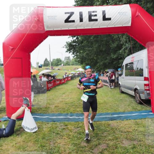 21.06.2025 - 27. Vierlanden-Triathlon MichiJ http://msf.ph/oto/8043555 15.06.2026 13:42:47 Ziel 779 meine-sportfotos.de