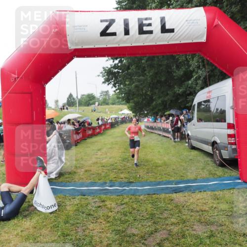 21.06.2025 - 27. Vierlanden-Triathlon MichiJ http://msf.ph/oto/8043557 15.06.2026 13:43:07 Ziel 888 meine-sportfotos.de