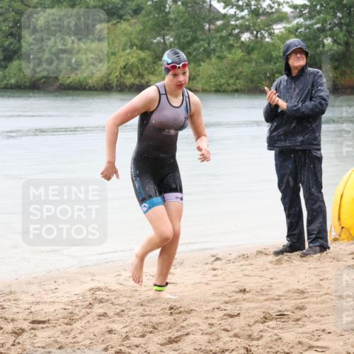 21.06.2025 - 27. Vierlanden-Triathlon Lena Gebhardt http://msf.ph/oto/8043558 15.06.2025 14:37:01 Schwimmen 1324 meine-sportfotos.de