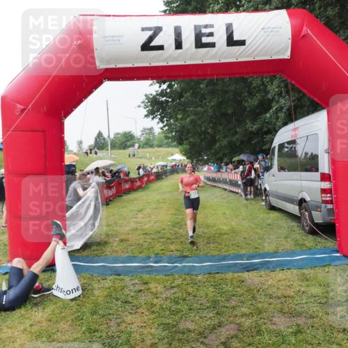 21.06.2025 - 27. Vierlanden-Triathlon MichiJ http://msf.ph/oto/8043561 15.06.2026 13:43:07 Ziel 888 meine-sportfotos.de