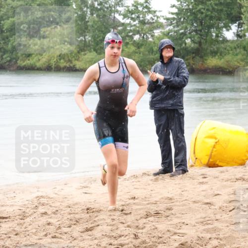 21.06.2025 - 27. Vierlanden-Triathlon Lena Gebhardt http://msf.ph/oto/8043562 15.06.2025 14:37:02 Schwimmen 1324 meine-sportfotos.de