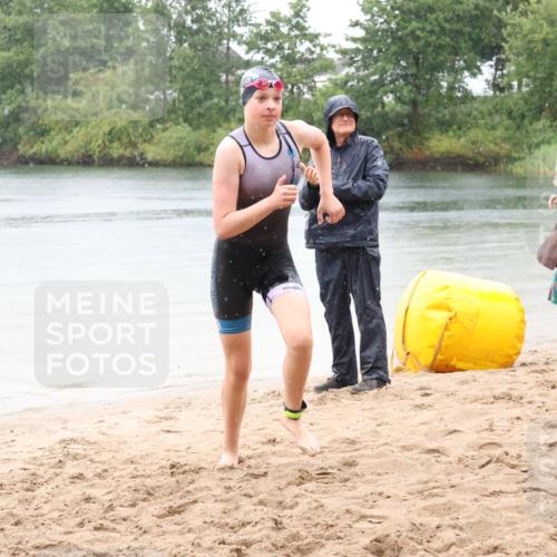 21.06.2025 - 27. Vierlanden-Triathlon Lena Gebhardt http://msf.ph/oto/8043569 15.06.2025 14:37:02 Schwimmen 1324 meine-sportfotos.de