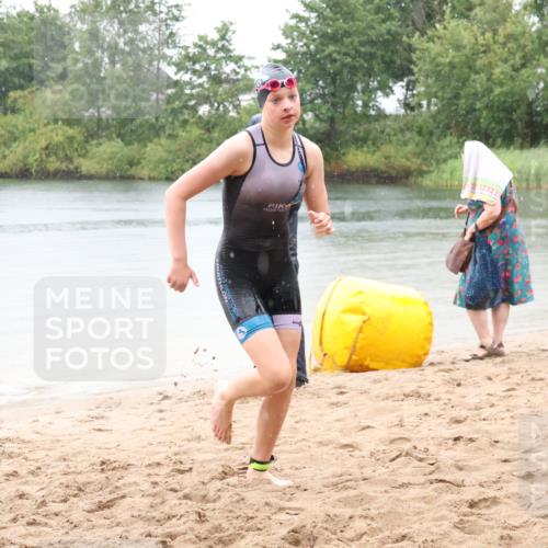 21.06.2025 - 27. Vierlanden-Triathlon Lena Gebhardt http://msf.ph/oto/8043574 15.06.2025 14:37:02 Schwimmen 1324 meine-sportfotos.de