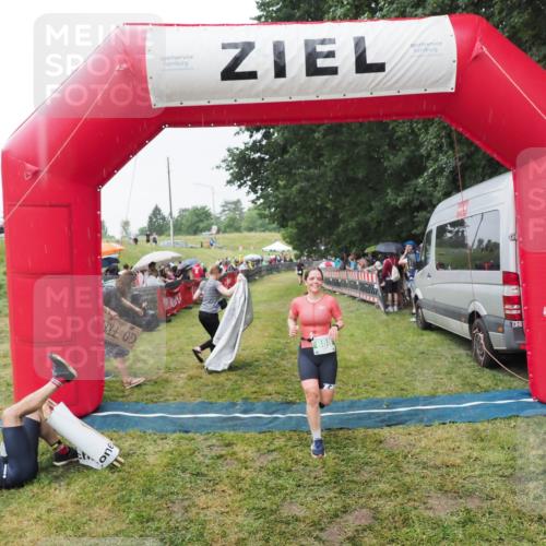 21.06.2025 - 27. Vierlanden-Triathlon MichiJ http://msf.ph/oto/8043575 15.06.2026 13:43:08 Ziel 888 meine-sportfotos.de