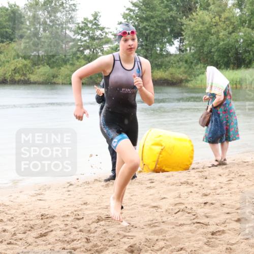 21.06.2025 - 27. Vierlanden-Triathlon Lena Gebhardt http://msf.ph/oto/8043577 15.06.2025 14:37:02 Schwimmen 1324 meine-sportfotos.de