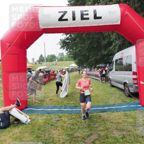 21.06.2025 - 27. Vierlanden-Triathlon MichiJ http://msf.ph/oto/8043578 15.06.2026 13:43:08 Ziel 888 meine-sportfotos.de