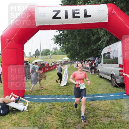 21.06.2025 - 27. Vierlanden-Triathlon MichiJ http://msf.ph/oto/8043582 15.06.2026 13:43:09 Ziel 888 meine-sportfotos.de