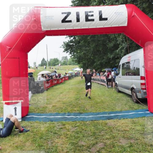 21.06.2025 - 27. Vierlanden-Triathlon MichiJ http://msf.ph/oto/8043584 15.06.2026 13:43:17 Ziel 801 meine-sportfotos.de