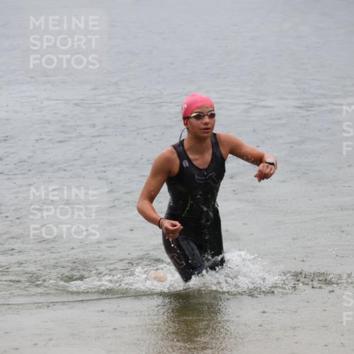 21.06.2025 - 27. Vierlanden-Triathlon Lena Gebhardt http://msf.ph/oto/8043585 15.06.2025 14:37:25 Schwimmen 1328, 1343 meine-sportfotos.de