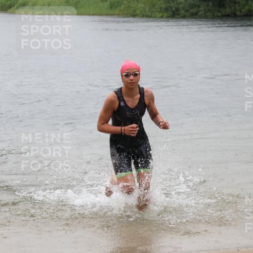 21.06.2025 - 27. Vierlanden-Triathlon Lena Gebhardt http://msf.ph/oto/8043600 15.06.2025 14:37:26 Schwimmen 1328, 1343 meine-sportfotos.de