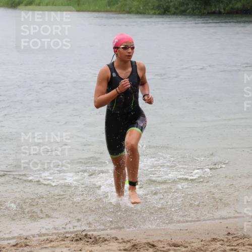 21.06.2025 - 27. Vierlanden-Triathlon Lena Gebhardt http://msf.ph/oto/8043604 15.06.2025 14:37:27 Schwimmen 1328, 1343 meine-sportfotos.de