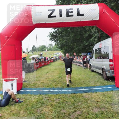 21.06.2025 - 27. Vierlanden-Triathlon MichiJ http://msf.ph/oto/8043605 15.06.2026 13:43:18 Ziel 801 meine-sportfotos.de