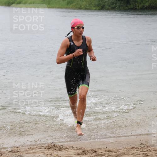 21.06.2025 - 27. Vierlanden-Triathlon Lena Gebhardt http://msf.ph/oto/8043608 15.06.2025 14:37:27 Schwimmen 1328, 1343 meine-sportfotos.de