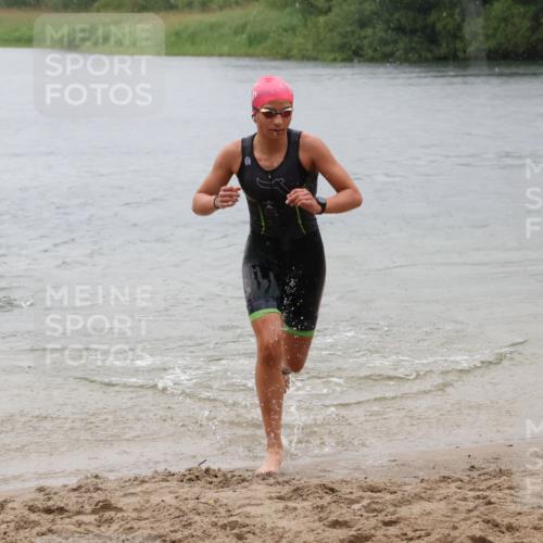 21.06.2025 - 27. Vierlanden-Triathlon Lena Gebhardt http://msf.ph/oto/8043611 15.06.2025 14:37:27 Schwimmen 1328, 1343 meine-sportfotos.de