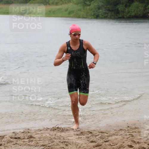 21.06.2025 - 27. Vierlanden-Triathlon Lena Gebhardt http://msf.ph/oto/8043615 15.06.2025 14:37:27 Schwimmen 1328, 1343 meine-sportfotos.de