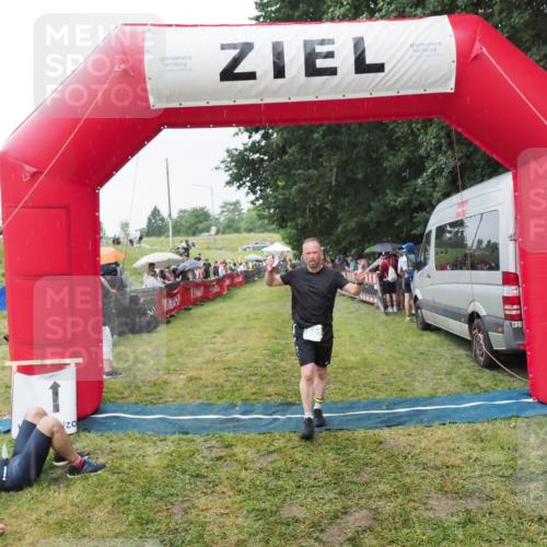 21.06.2025 - 27. Vierlanden-Triathlon MichiJ http://msf.ph/oto/8043620 15.06.2026 13:43:19 Ziel 801 meine-sportfotos.de