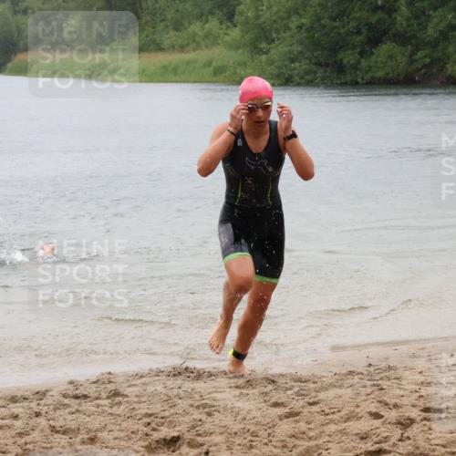 21.06.2025 - 27. Vierlanden-Triathlon Lena Gebhardt http://msf.ph/oto/8043622 15.06.2025 14:37:28 Schwimmen 1328, 1343 meine-sportfotos.de