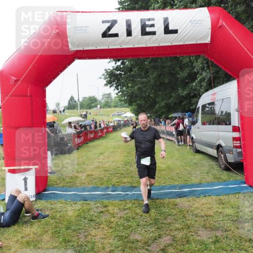 21.06.2025 - 27. Vierlanden-Triathlon MichiJ http://msf.ph/oto/8043625 15.06.2026 13:43:19 Ziel 801 meine-sportfotos.de