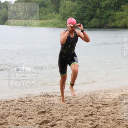 21.06.2025 - 27. Vierlanden-Triathlon Lena Gebhardt http://msf.ph/oto/8043626 15.06.2025 14:37:28 Schwimmen 1328, 1343 meine-sportfotos.de