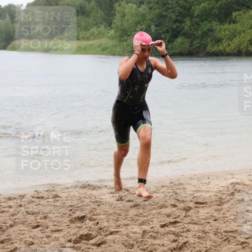 21.06.2025 - 27. Vierlanden-Triathlon Lena Gebhardt http://msf.ph/oto/8043629 15.06.2025 14:37:28 Schwimmen 1328, 1343 meine-sportfotos.de