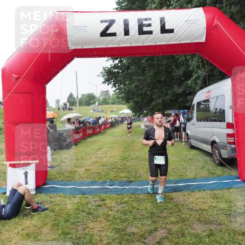 21.06.2025 - 27. Vierlanden-Triathlon MichiJ http://msf.ph/oto/8043632 15.06.2026 13:43:25 Ziel 720, 801 meine-sportfotos.de