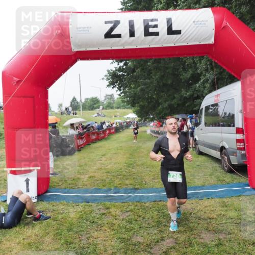 21.06.2025 - 27. Vierlanden-Triathlon MichiJ http://msf.ph/oto/8043639 15.06.2026 13:43:25 Ziel 720, 801 meine-sportfotos.de