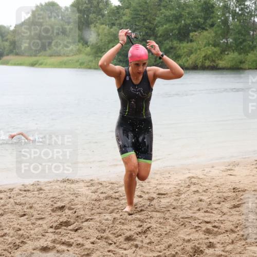 21.06.2025 - 27. Vierlanden-Triathlon Lena Gebhardt http://msf.ph/oto/8043640 15.06.2025 14:37:28 Schwimmen 1328, 1343 meine-sportfotos.de