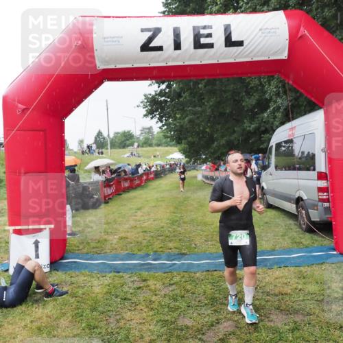 21.06.2025 - 27. Vierlanden-Triathlon MichiJ http://msf.ph/oto/8043641 15.06.2026 13:43:25 Ziel 720, 801 meine-sportfotos.de