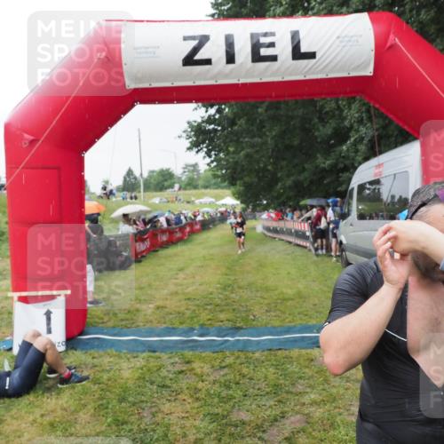 21.06.2025 - 27. Vierlanden-Triathlon MichiJ http://msf.ph/oto/8043643 15.06.2026 13:43:27 Ziel 720 meine-sportfotos.de