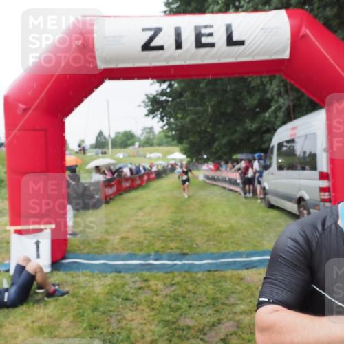 21.06.2025 - 27. Vierlanden-Triathlon MichiJ http://msf.ph/oto/8043645 15.06.2026 13:43:27 Ziel 720 meine-sportfotos.de
