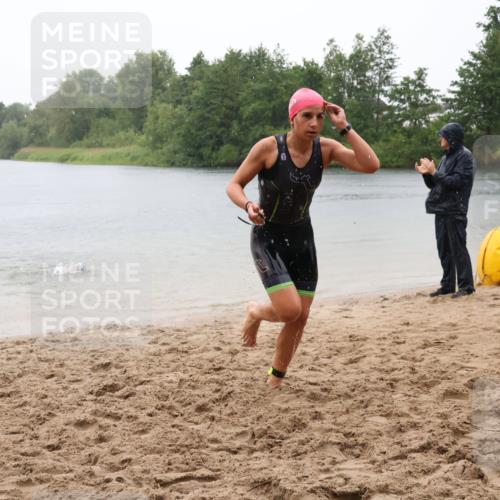 21.06.2025 - 27. Vierlanden-Triathlon Lena Gebhardt http://msf.ph/oto/8043647 15.06.2025 14:37:29 Schwimmen 1328, 1343 meine-sportfotos.de