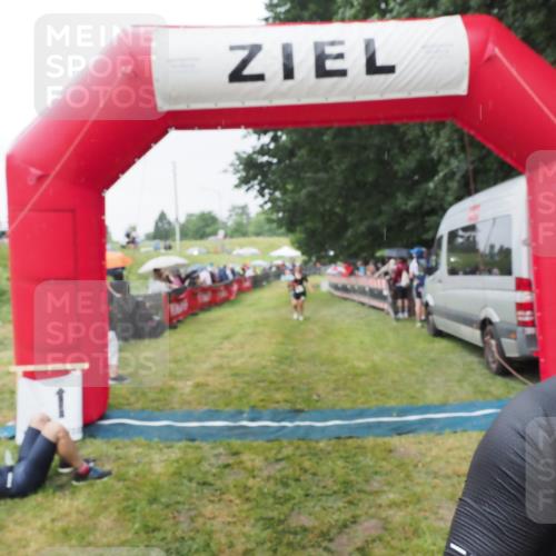 21.06.2025 - 27. Vierlanden-Triathlon MichiJ http://msf.ph/oto/8043648 15.06.2026 13:43:27 Ziel 720 meine-sportfotos.de