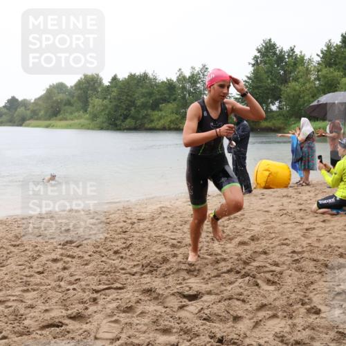 21.06.2025 - 27. Vierlanden-Triathlon Lena Gebhardt http://msf.ph/oto/8043656 15.06.2025 14:37:29 Schwimmen 1328, 1343 meine-sportfotos.de