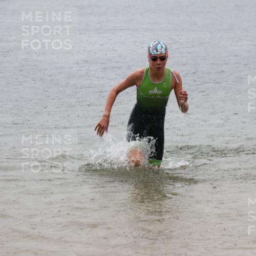 21.06.2025 - 27. Vierlanden-Triathlon Lena Gebhardt http://msf.ph/oto/8043659 15.06.2025 14:37:30 Schwimmen 1328, 1343 meine-sportfotos.de