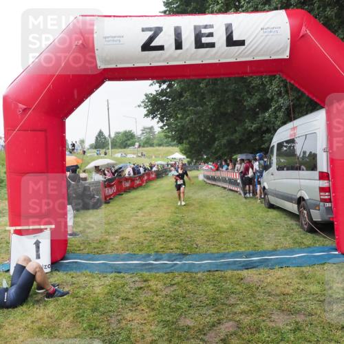 21.06.2025 - 27. Vierlanden-Triathlon MichiJ http://msf.ph/oto/8043662 15.06.2026 13:43:28 Ziel 720 meine-sportfotos.de