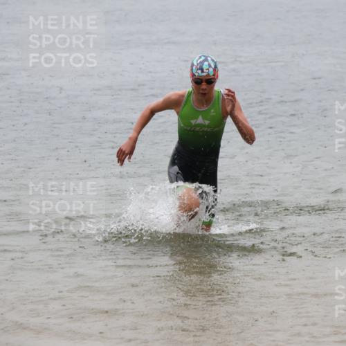 21.06.2025 - 27. Vierlanden-Triathlon Lena Gebhardt http://msf.ph/oto/8043663 15.06.2025 14:37:31 Schwimmen 1328, 1343 meine-sportfotos.de