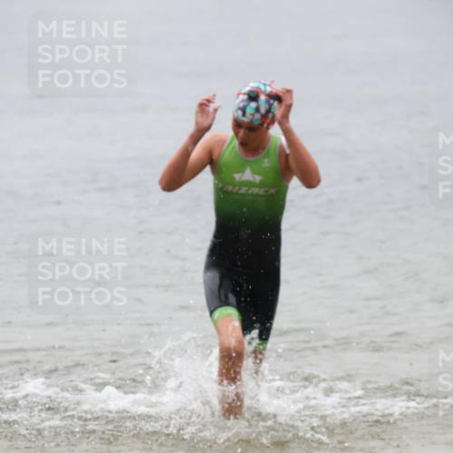 21.06.2025 - 27. Vierlanden-Triathlon Lena Gebhardt http://msf.ph/oto/8043667 15.06.2025 14:37:31 Schwimmen 1328, 1343 meine-sportfotos.de
