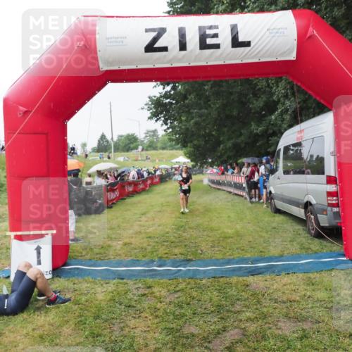 21.06.2025 - 27. Vierlanden-Triathlon MichiJ http://msf.ph/oto/8043668 15.06.2026 13:43:29 Ziel 720, 945 meine-sportfotos.de